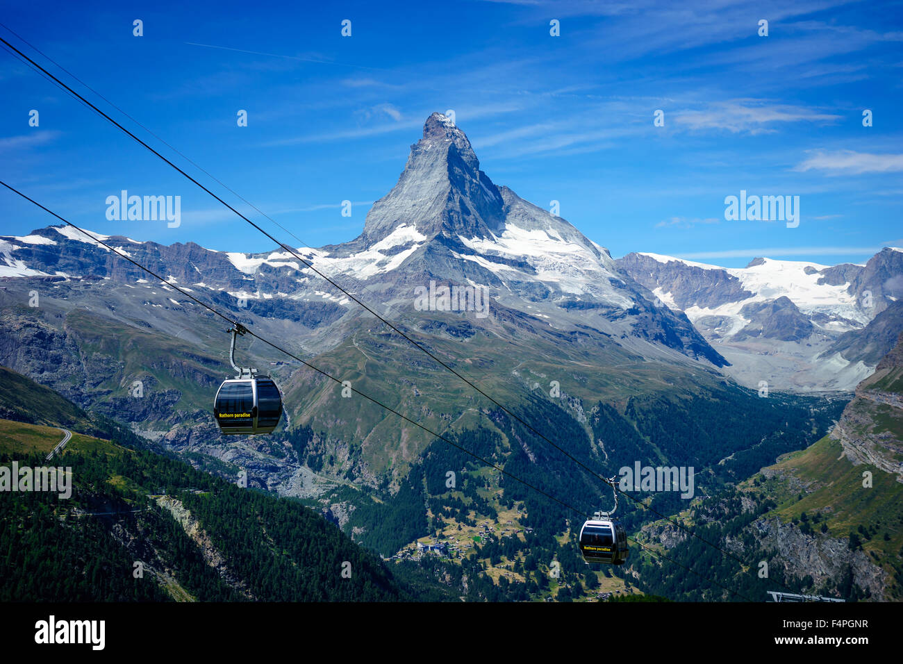 Funivie soar sotto il picco sul Cervino. Luglio, 2015. Il Cervino, Svizzera. Foto Stock