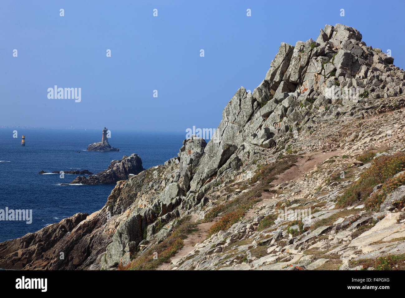 Francia, Bretagna, Cap Sizun, paesaggio A la Pointe du Raz, Faro La Vieille Foto Stock