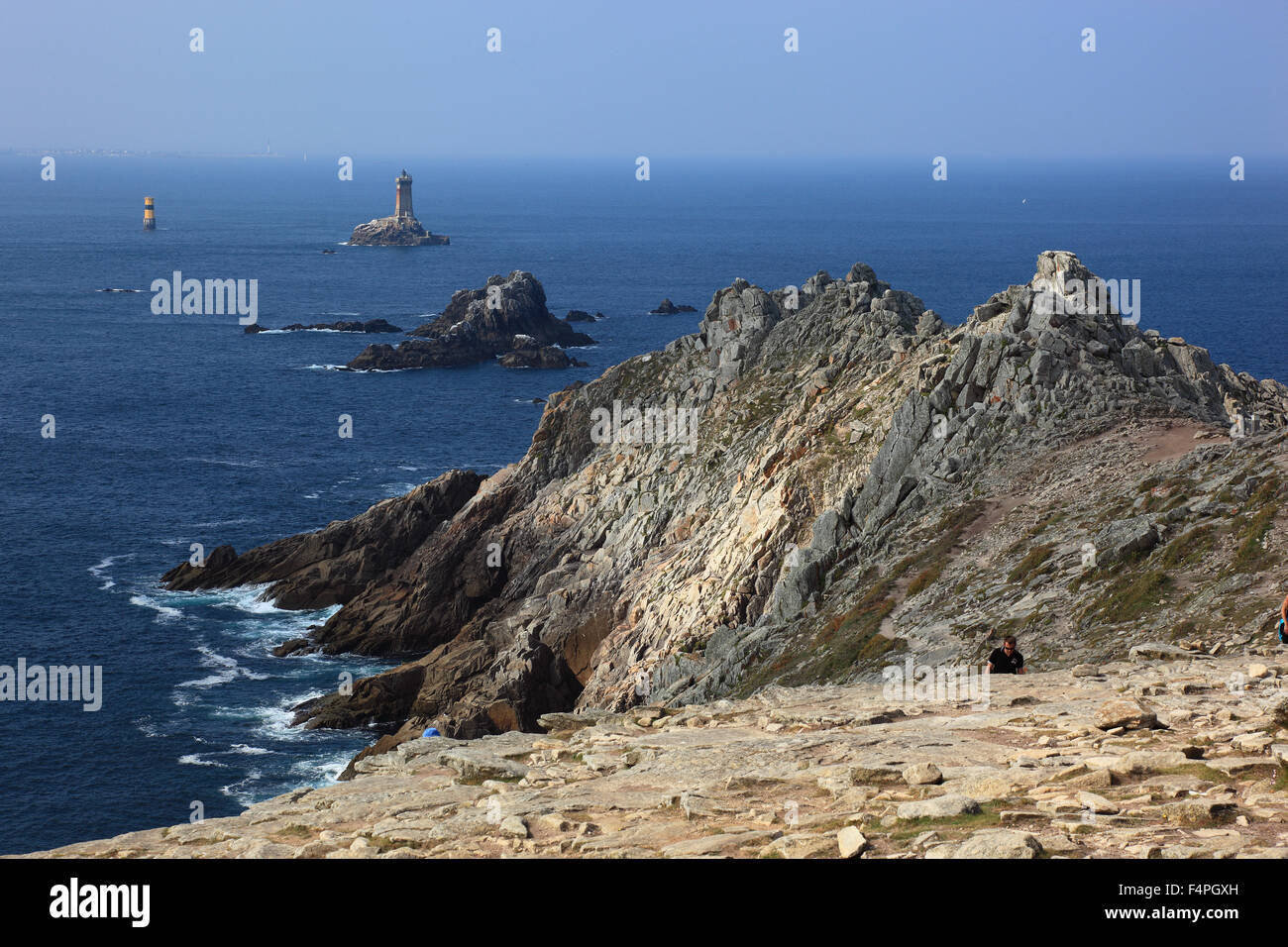 Francia, Bretagna, Cap Sizun, paesaggio A la Pointe du Raz, Faro La Vieille Foto Stock