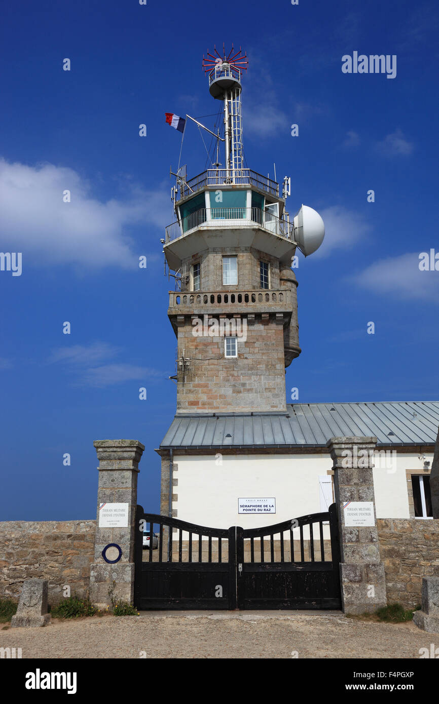 Francia, Bretagna, Cap Sizun, Faro e stazione militare a Pointe du Raz Foto Stock