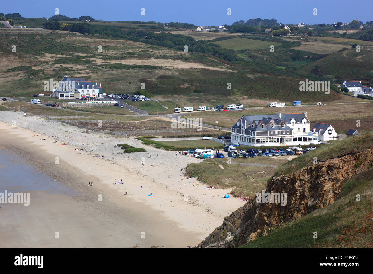 Francia, Bretagna, scenic al Cap Sizun, la baia di Baie des Trepasses tra Pointe du Van Calvario e Pointe du Raz Foto Stock