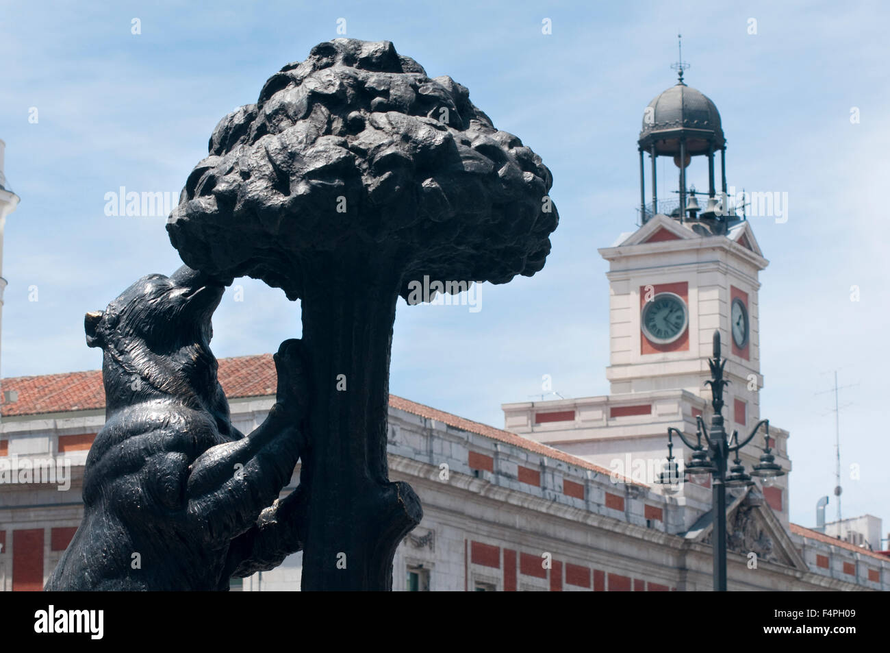 Spagna, Madrid, Piazza Puerta del Sol, Statua dell'Orso e Strawberry Tree, simbolo di Madrid Foto Stock