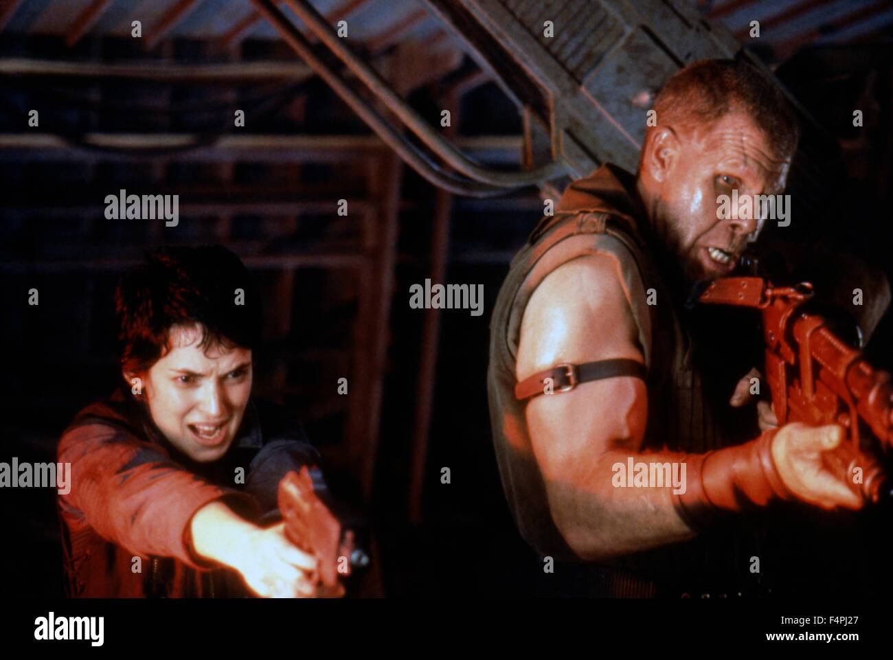 Ron Perlman e Wynona Ryder / Alien: Risurrezione / 1997 Diretto da Jean-Pierre Jeunet [Twentieth Century Fox Film corpo] Foto Stock