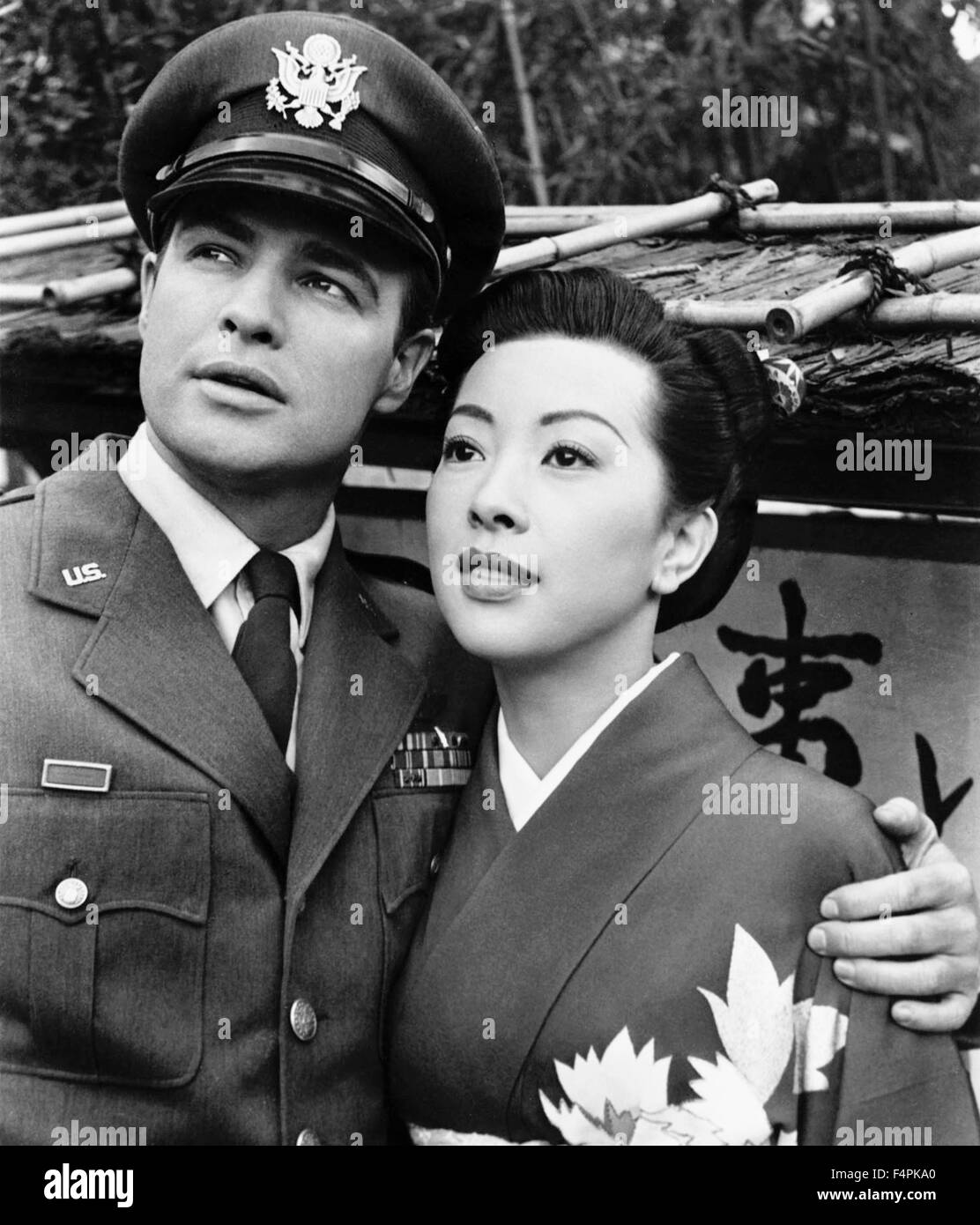 Marlon Brando e Miiko Taka / Sayonara / 1957 diretto da Joshua Logan [Warner Bros Foto] Foto Stock