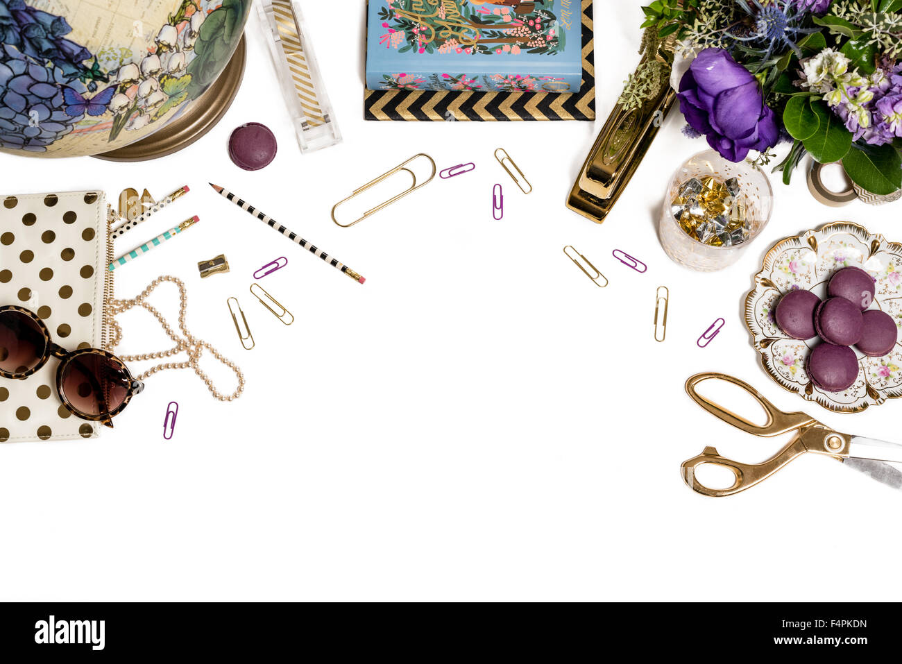 Oro viola Chevron Polkadot Office Desktop in stile Tagliare Mockup con globo amaretti forbici cucitrice su sfondo bianco Foto Stock