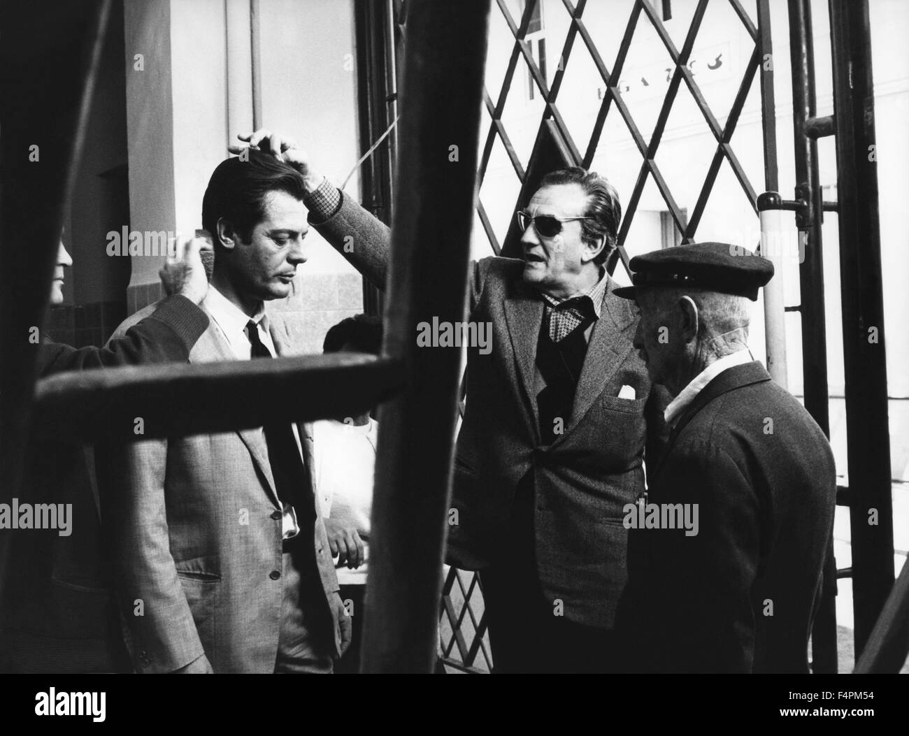 Sul set, Luchino Visconti dirige Marcello Mastroianni / Lo straniero / 1967 diretto da Luchino Visconti Foto Stock