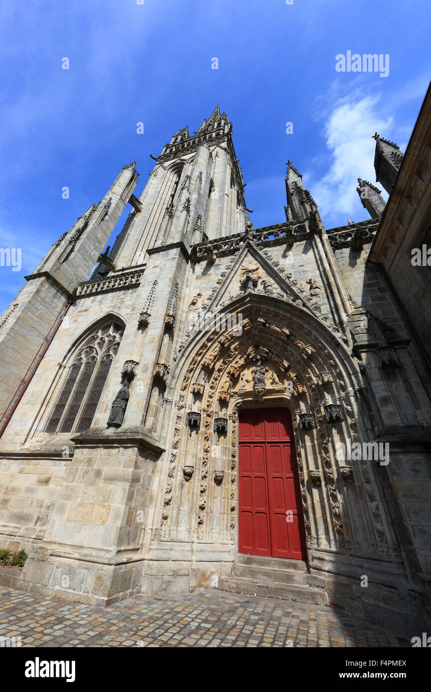 Francia, Bretagna, Quimper, cattedrale Saint Corentin nella città vecchia, una porta rossa come entrata principale Foto Stock