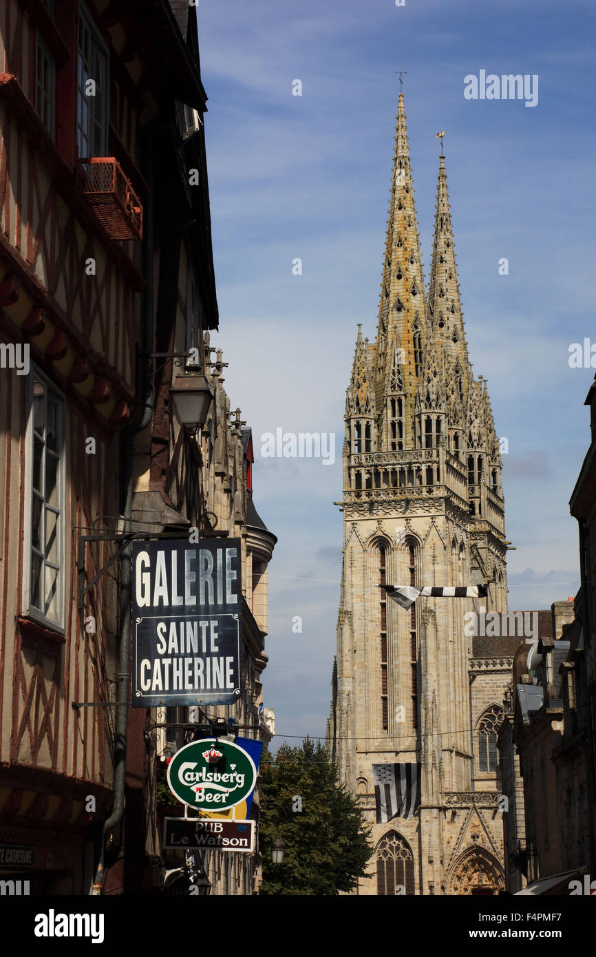 Francia, Bretagna, Quimper, case nella città vecchia e la cattedrale di Saint Corentin Foto Stock