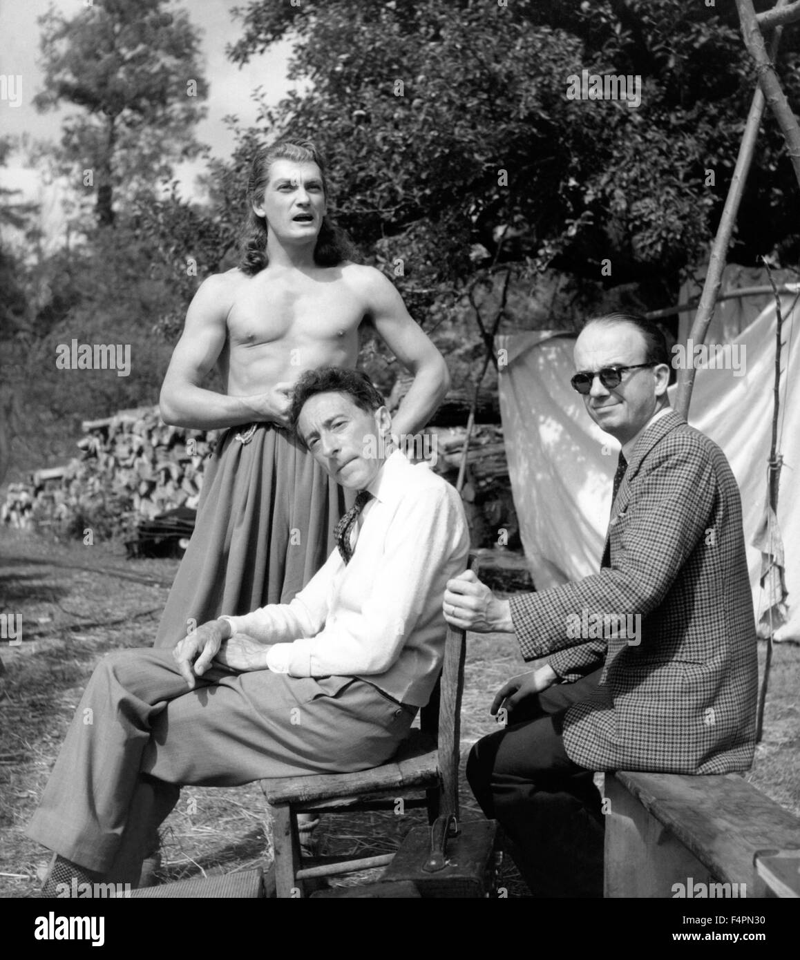 Sul set, Jean Marais con Jean Cocteau / La Bella e la Bestia / 1946 diretto da Jean Cocteau Foto Stock