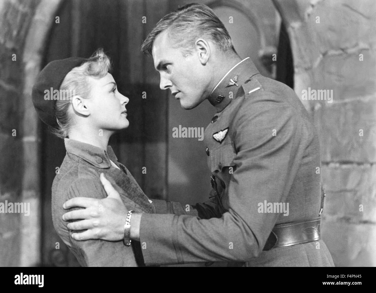 Etchika Choureau e Tab Hunter / Inferno piegato per Gloria / 1958 diretto da William A. Wellman [Warner Bros Foto] Foto Stock