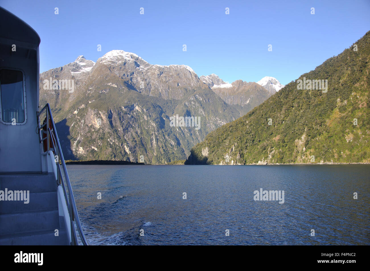 Vista di Milford Sound, Fiordland, Nuova Zelanda, dal lancio turistico Foto Stock