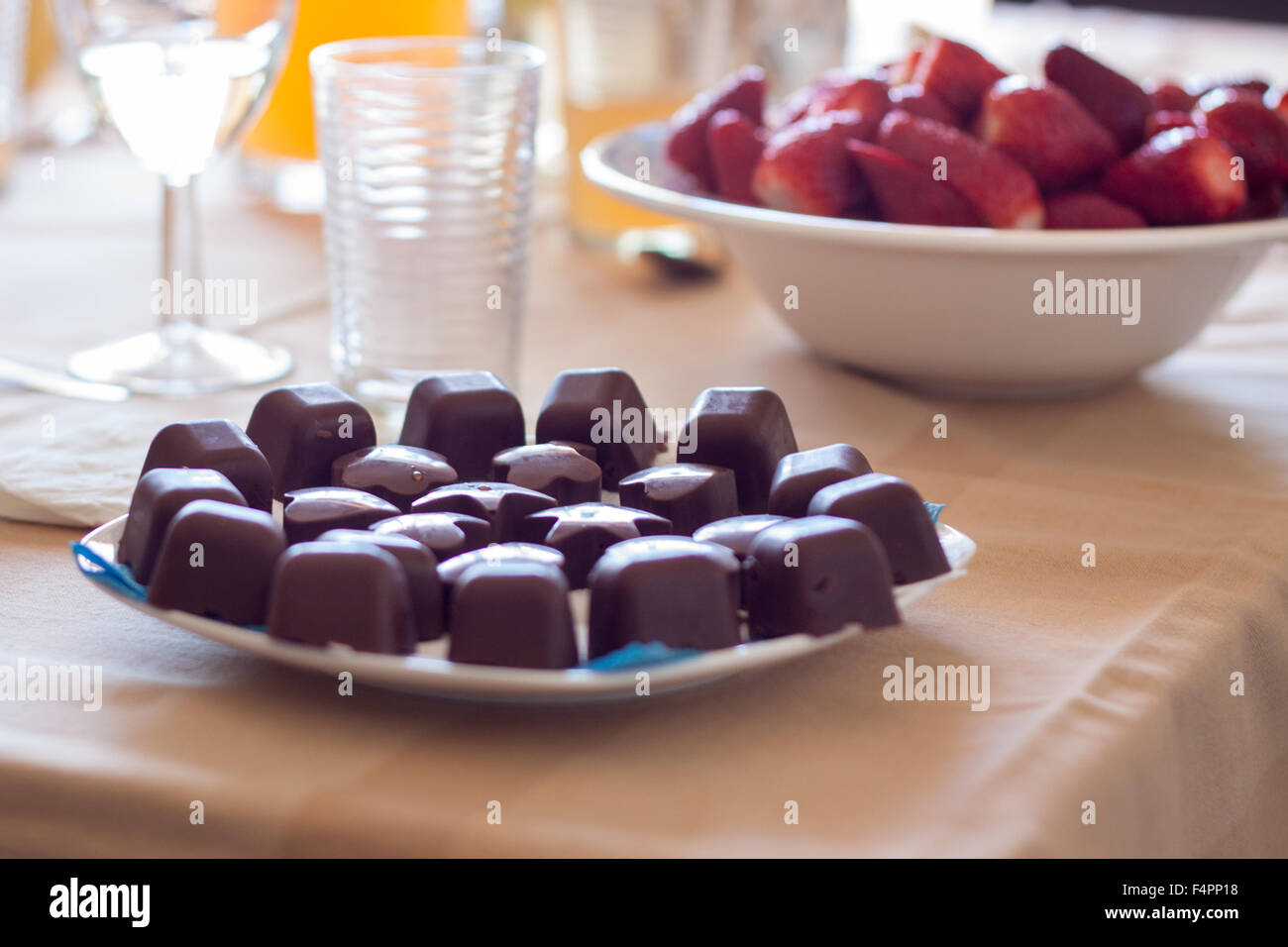 Cioccolatini e fragole Foto Stock