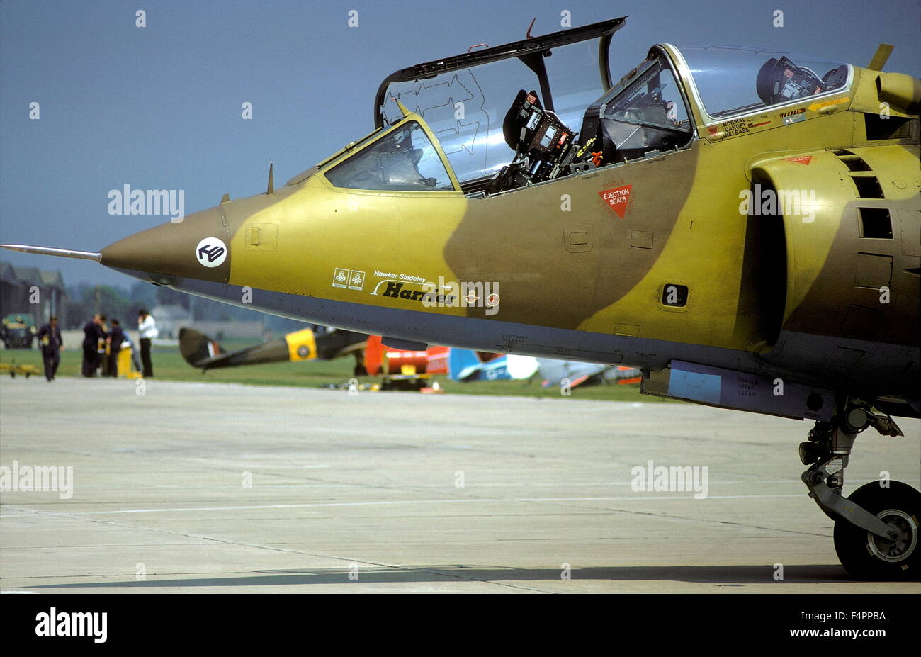 AJAXNETPHOTO. 1976. Gli RNA YEOVILTON, Inghilterra. - Getto verticale - HAWKER SIDDELEY HARRIER prototipo in grembiule. Foto:JONATHAN EASTLAND/AJAX. REF:31206/01 Foto Stock