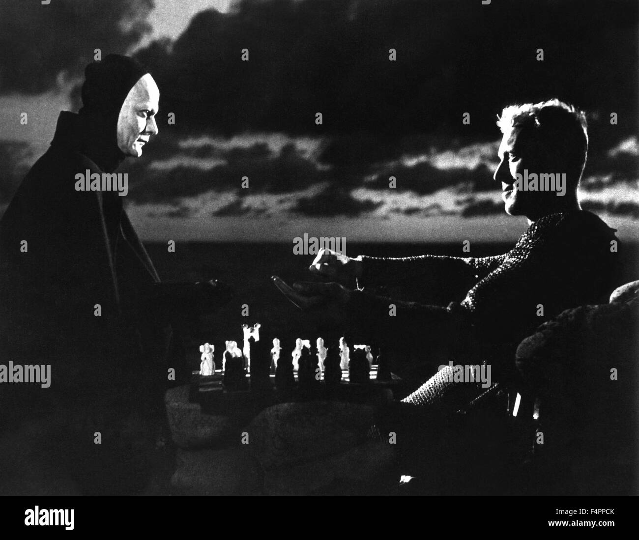Bengt Ekerot e Max von Sydow / il settimo sigillo / 1956 diretto da Ingmar Bergman Foto Stock