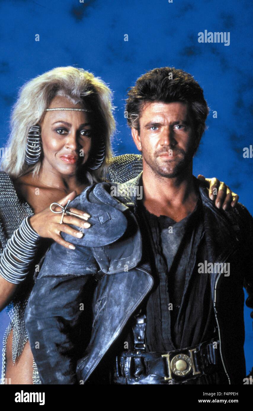 Tina Turner e Mel Gibson / Mad Max oltre Thunderdome / 1985 diretto da  George Miller e George Ogilvie [Warner Bros Foto] Foto stock - Alamy