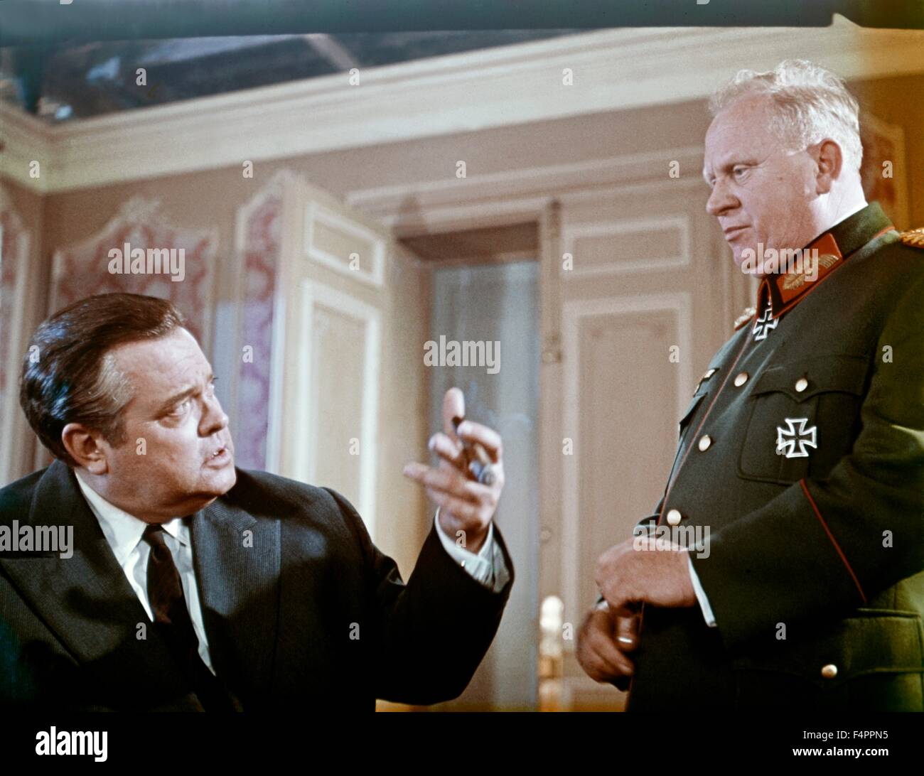 Orson Welles e Gert Frôbe / è la masterizzazione di Parigi ? / 1966 diretto da rene Clement [Paramount Pictures] Foto Stock