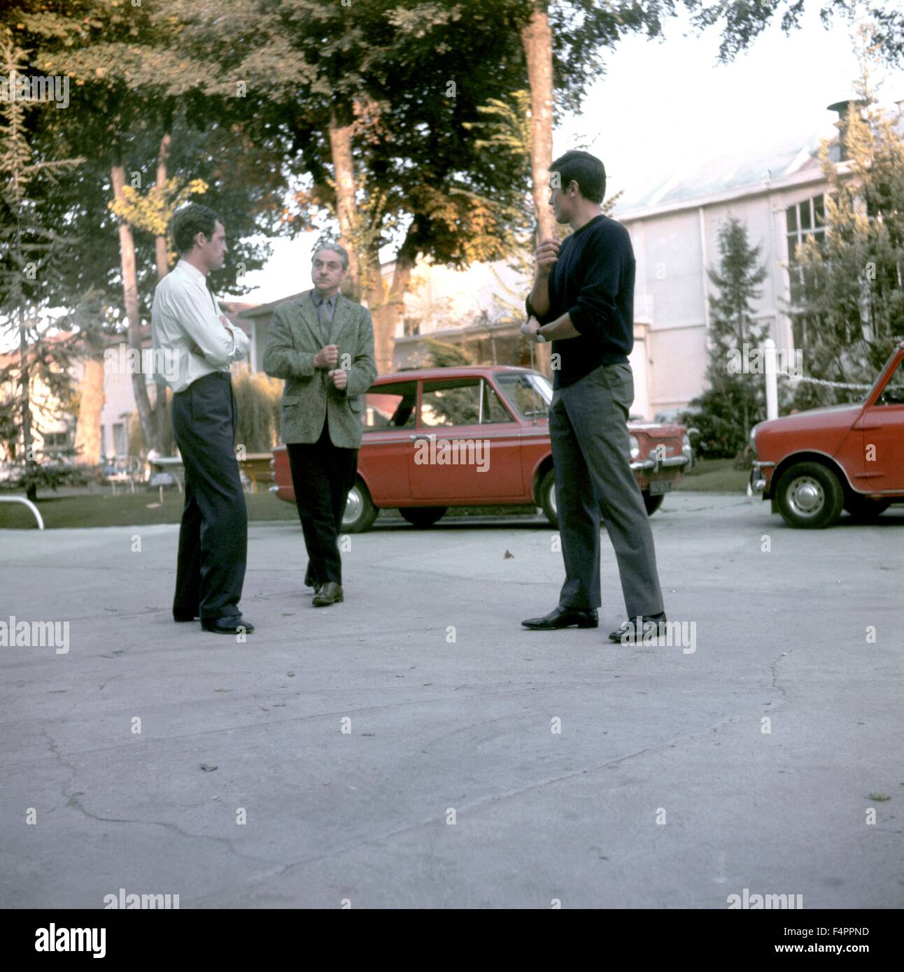 Sul set, Rene clemente con Jean-Paul Belmondo e Alain Delon / è la masterizzazione di Parigi ? / 1966 diretto da rene Clement [Paramount Pictures] Foto Stock