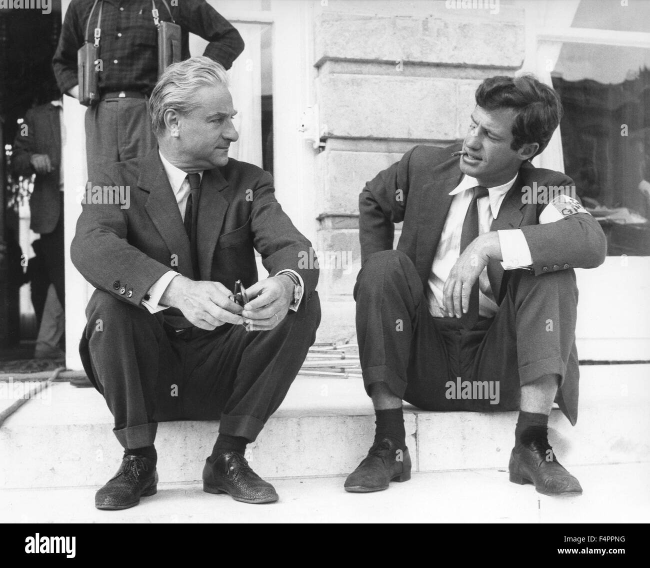 Sul Set Rene Clemente Con Jean Paul Belmondo E La Masterizzazione Di Parigi 1966 Diretto Da Rene Clement Paramount Pictures Foto Stock Alamy