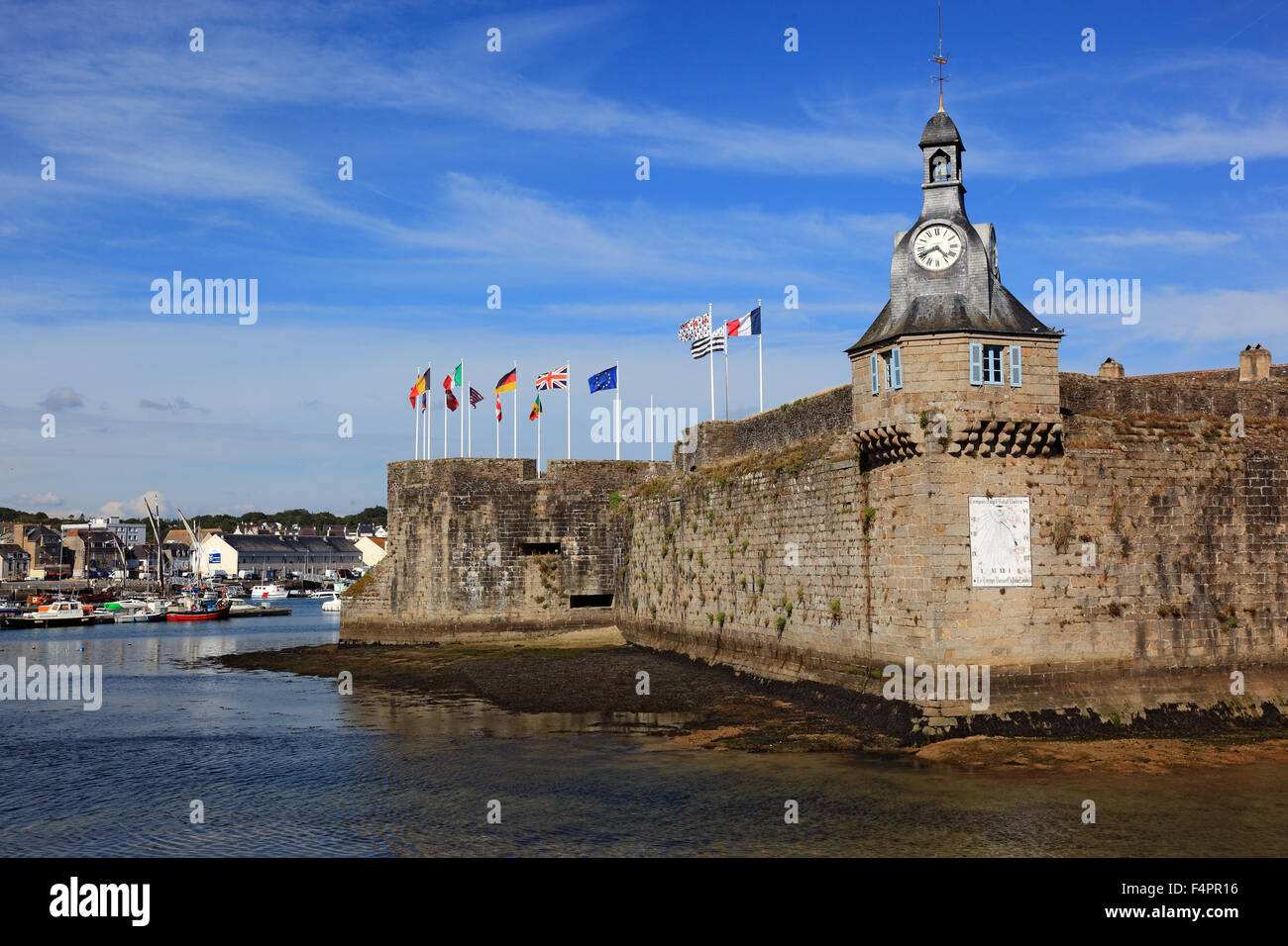 Francia, Bretagna, presso il porto di Concarneau, l'angolo sudoccidentale della parete della Ville vicino Foto Stock
