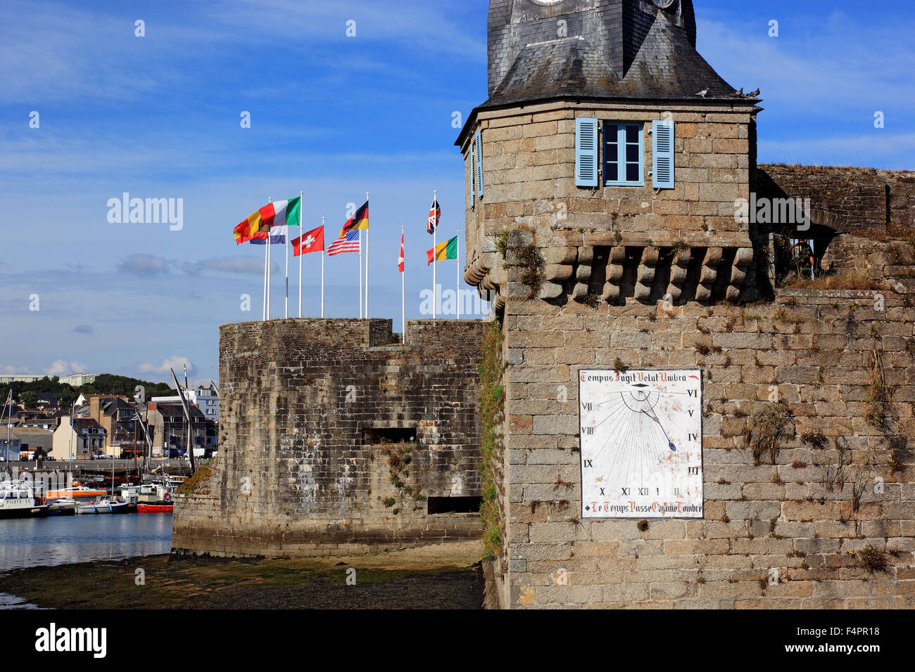 Francia, Bretagna, presso il porto di Concarneau, l'angolo sudoccidentale della parete della Ville vicino con orologio e solare Foto Stock