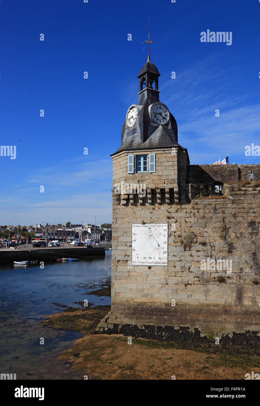 Francia, Bretagna, presso il porto di Concarneau, l'angolo sudoccidentale della parete della Ville vicino con orologio e solare Foto Stock