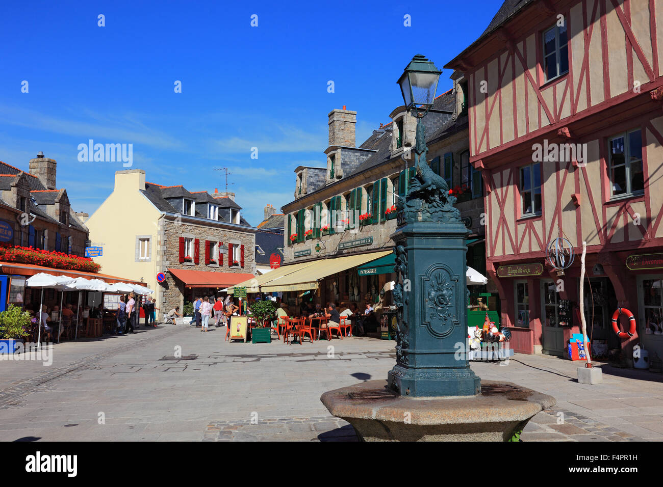 Francia, Bretagna, Concarneau, fontana nel centro storico, Ville vicino Foto Stock