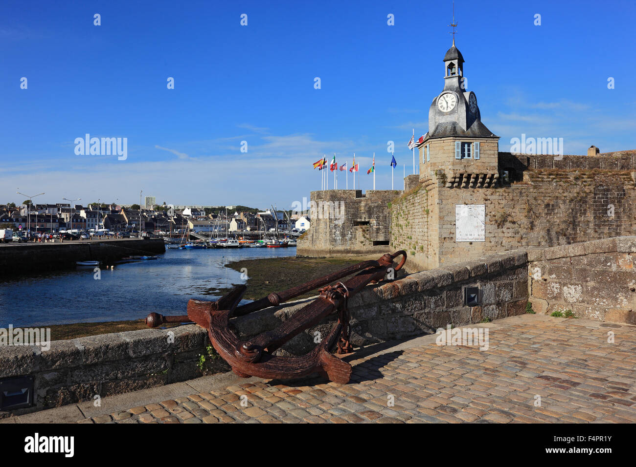 Francia, Bretagna, am porto di Concarneau, l'angolo sudoccidentale della parete della Ville vicino con orologio e meridiana front r Foto Stock