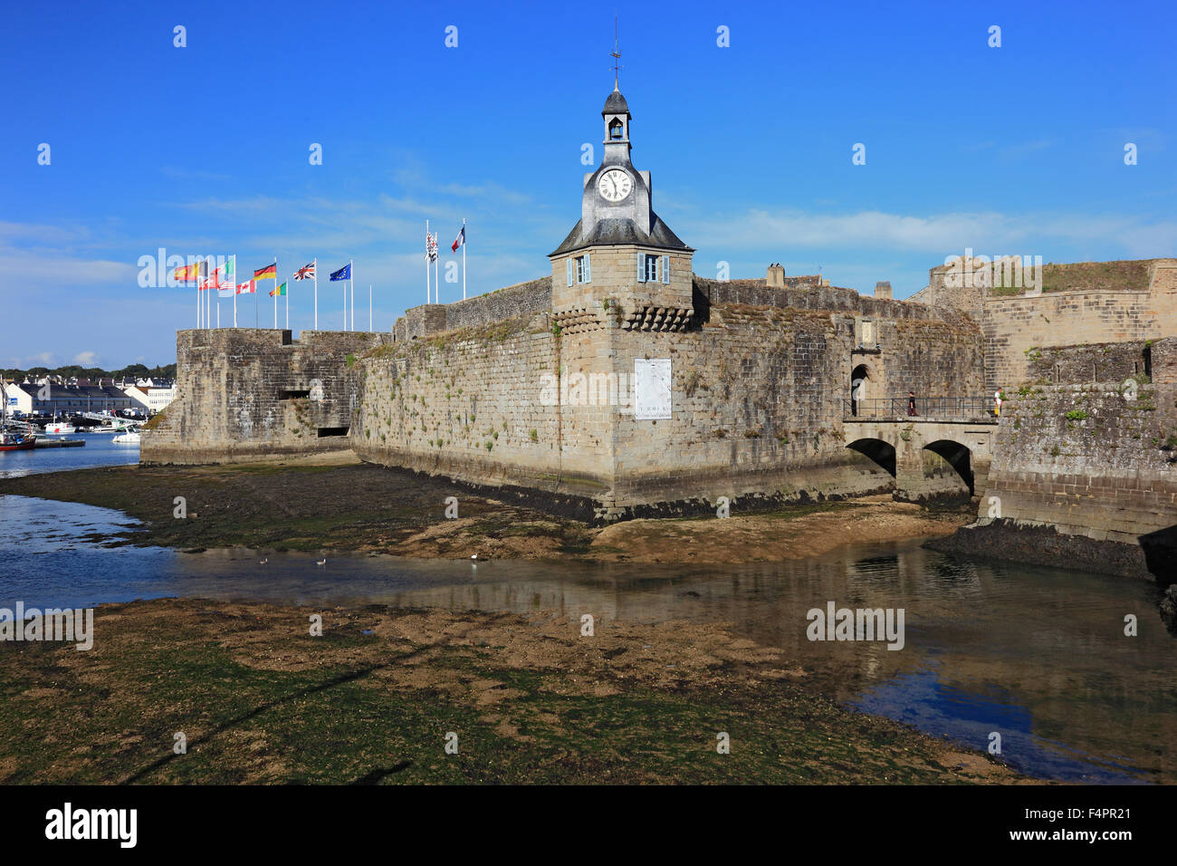 Francia, Bretagna, am porto di Concarneau, l'angolo sudoccidentale della parete della Ville vicino con orologio e solare Foto Stock