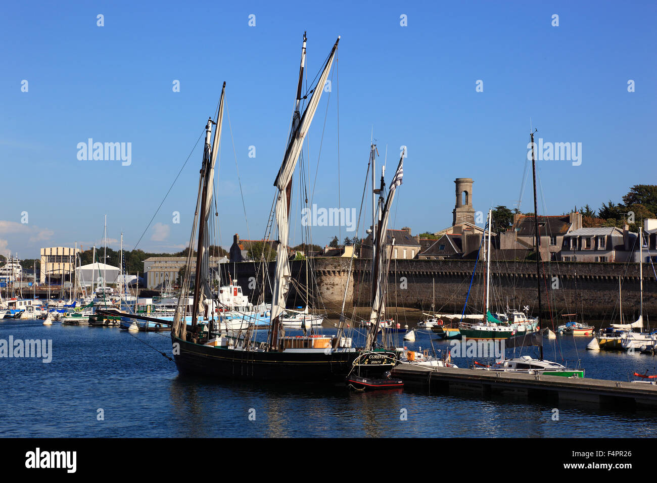 Francia, Bretagna, il porto di Concarneau, una parte delle mura di cinta della città di Le Ville vicino Foto Stock