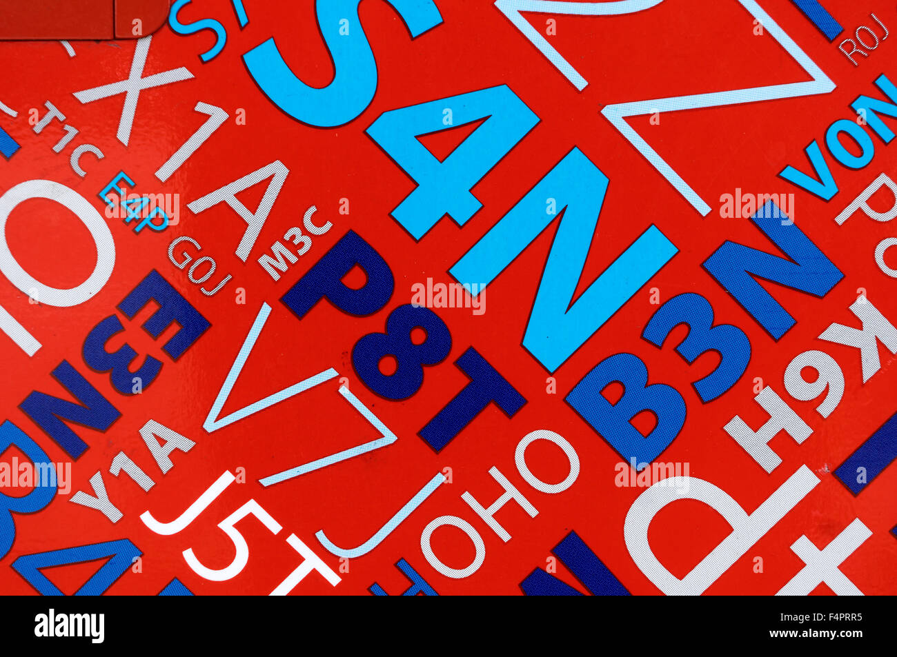 Collage di canadese codici postali dipinta su un Canada Post mailbox Foto Stock