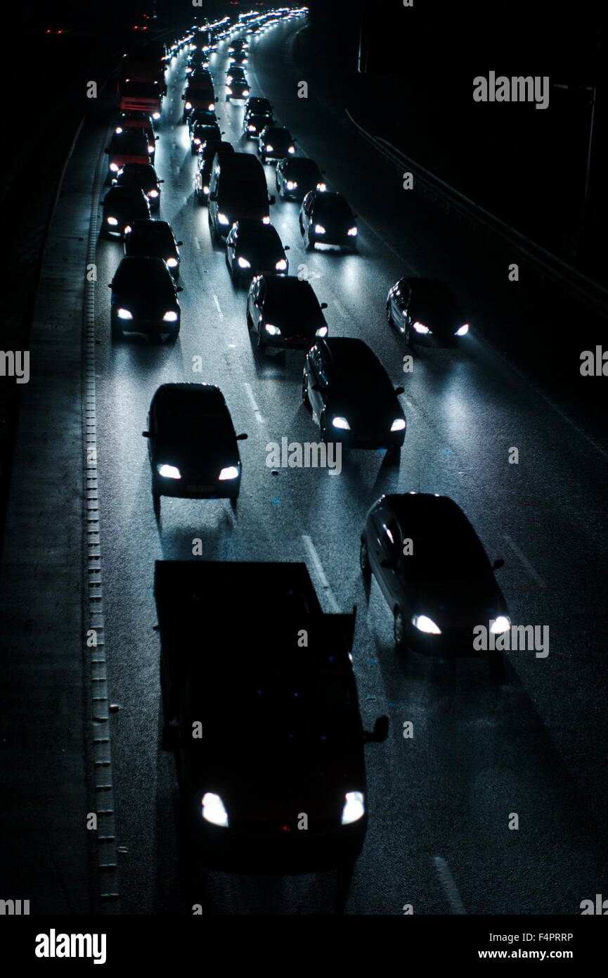 AJAXNETPHOTO. M27, Inghilterra. - Traffico di notte TAILBACK ORIENTE legato. Foto:JONATHAN EASTLAND/AJAX REF:M991011 2 2242 Foto Stock