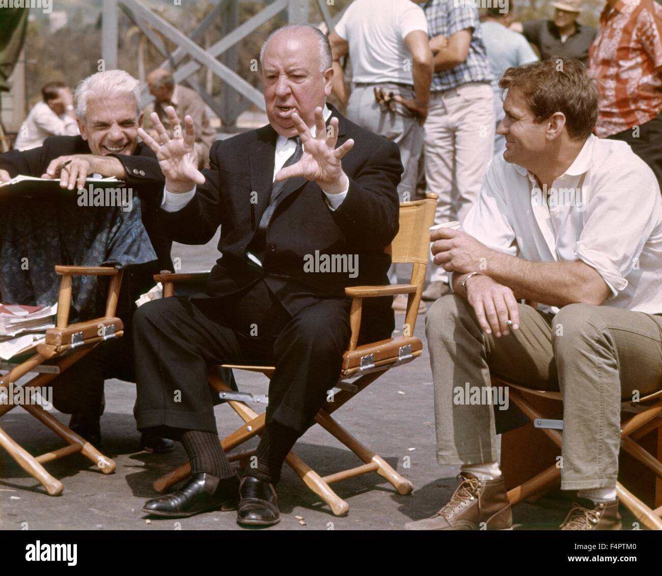 Sul set, Alfred Hitchcock e Rod Taylor / Gli uccelli / 1963 diretto da Alfred Hitchcock [Universal Pictures] Foto Stock