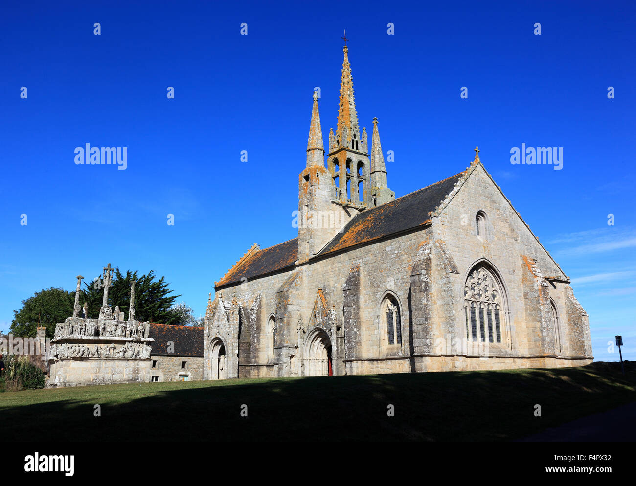 Francia, Bretagna, la cattedrale di Notre Dame de Tronoen è una piccola cappella gotica con la più antica il calvario di Brittany Foto Stock