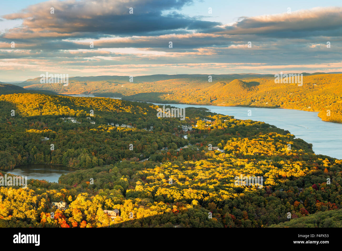 La Hudson Valley e Fort Montgomery, NY visto dal Bear Mountain in un assolato pomeriggio d'autunno. Foto Stock