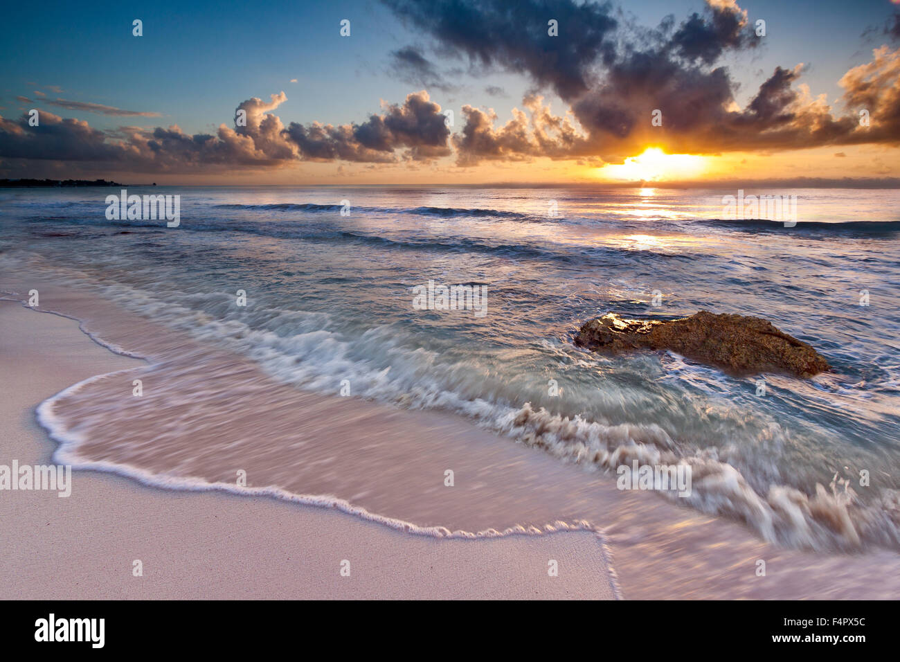 Caraibi Sunrise vicino a Playa del Carmen e Riviera Maya, Messico Foto Stock