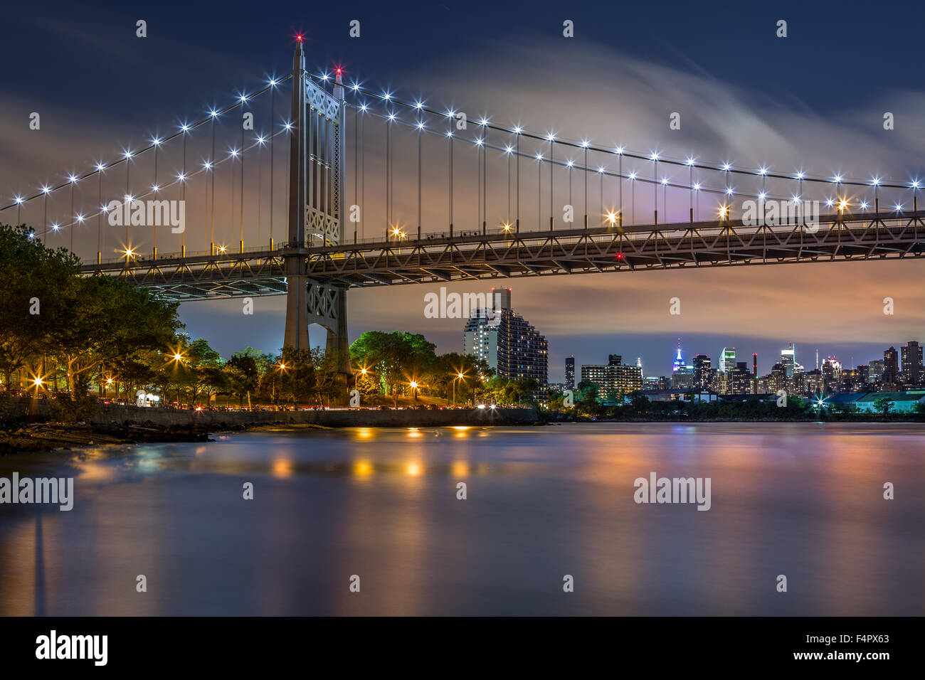 Triboro Bridge di notte in Astoria, Queens, a New York Foto Stock