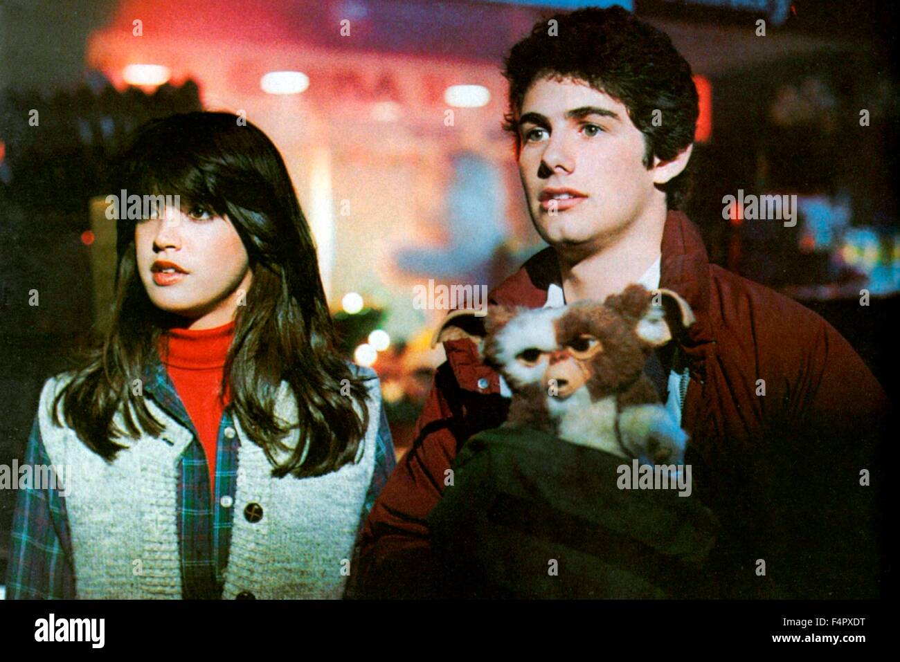 Phoebe Cates e Zach Galligan / Gremlins / 1984 / diretto da Joe Dante / [Warner Bros Immagini / Amblin E] Foto Stock