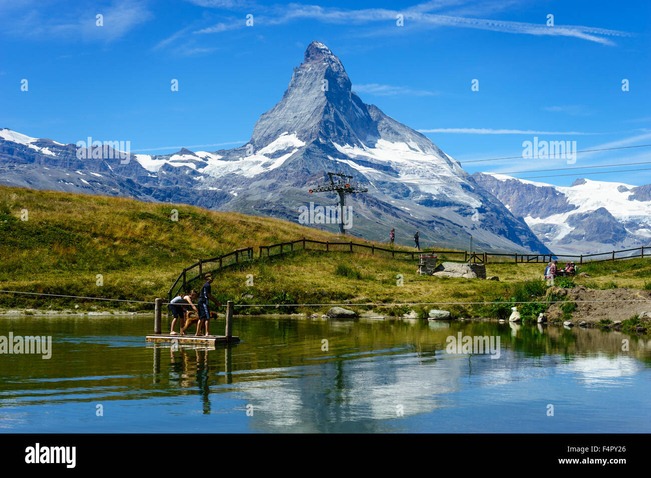 Avventurieri attraversano il Cervino lago su una zattera. Luglio, 2015. Il Cervino, Svizzera. Foto Stock