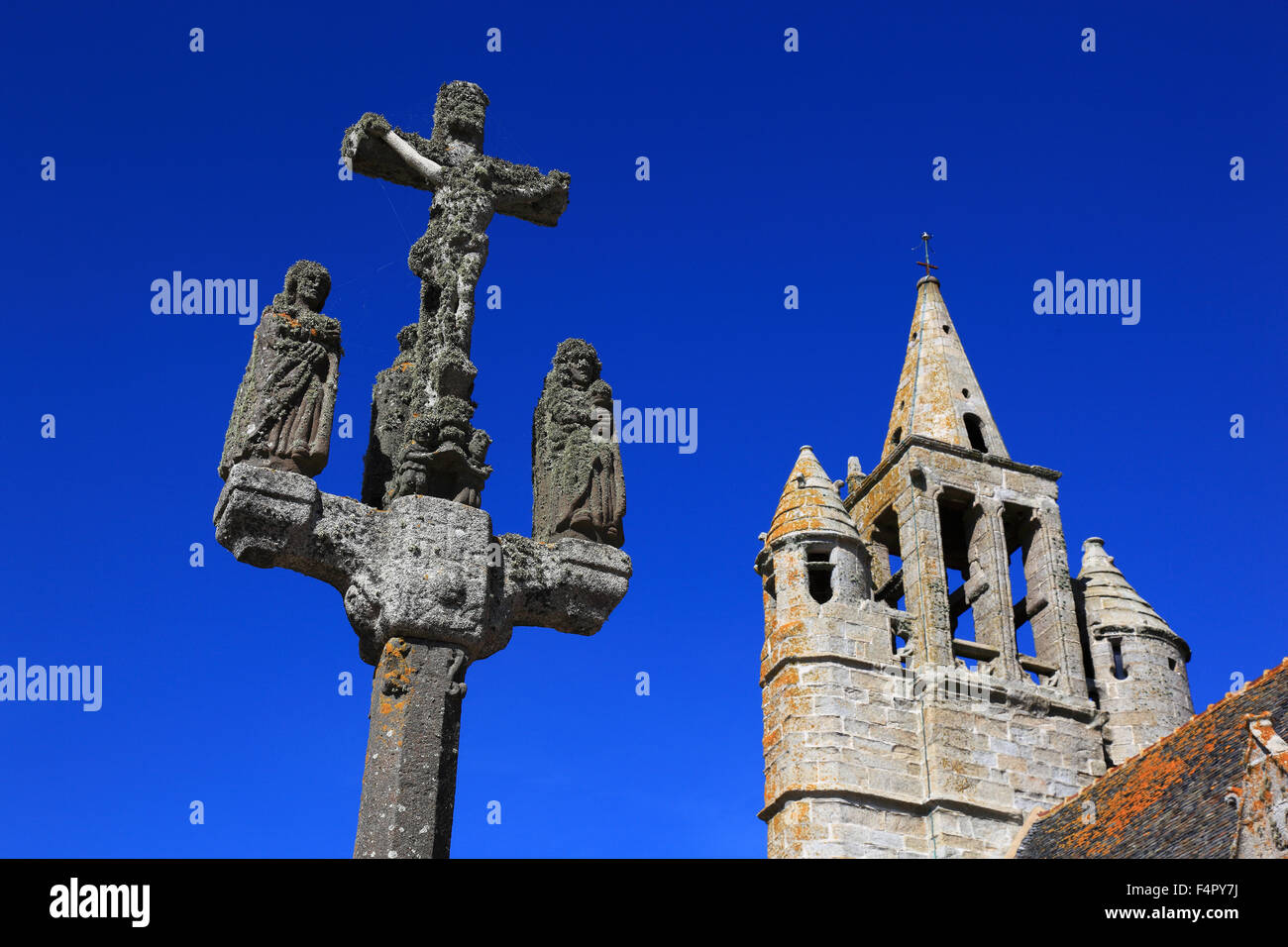 Francia, Bretagna, Notre Dame de la joie, cappella Nostra Signora della Gioia con il Calvario vicino al villaggio di Saint-Pierre Foto Stock