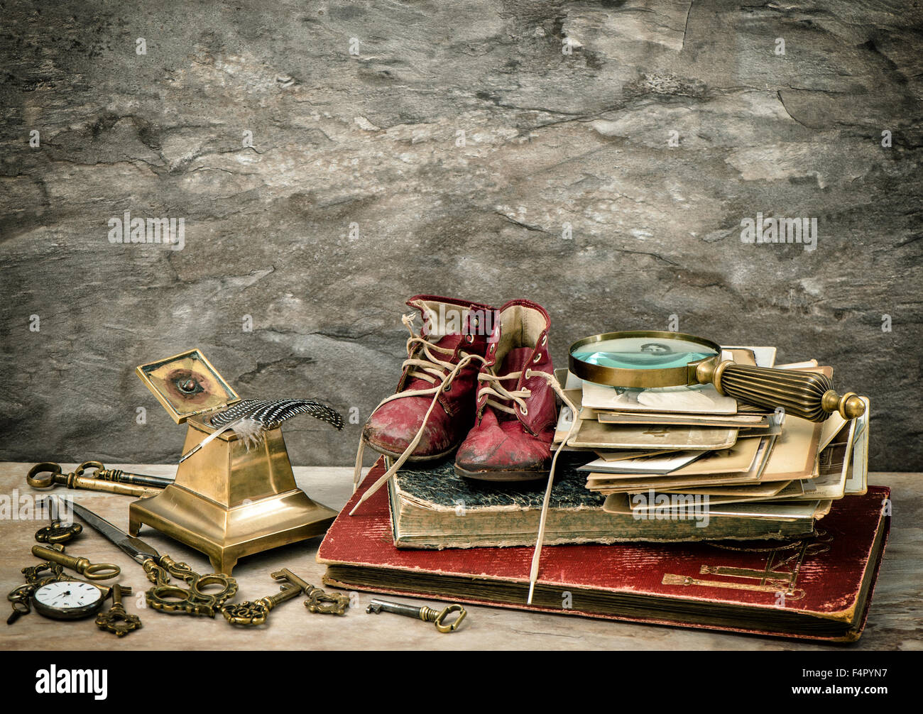 Libri antichi e foto, la scrittura di accessori e vecchie scarpe per  bambini. In stile vintage tonica foto Foto stock - Alamy