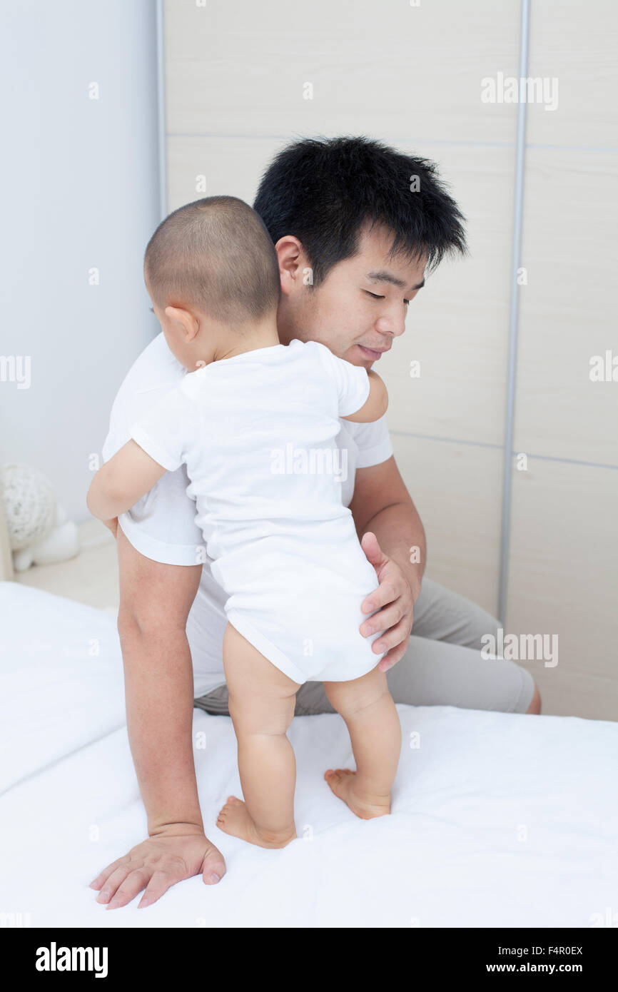 Momento di gara tra Cinesi padre e figlio, persone reali Foto Stock