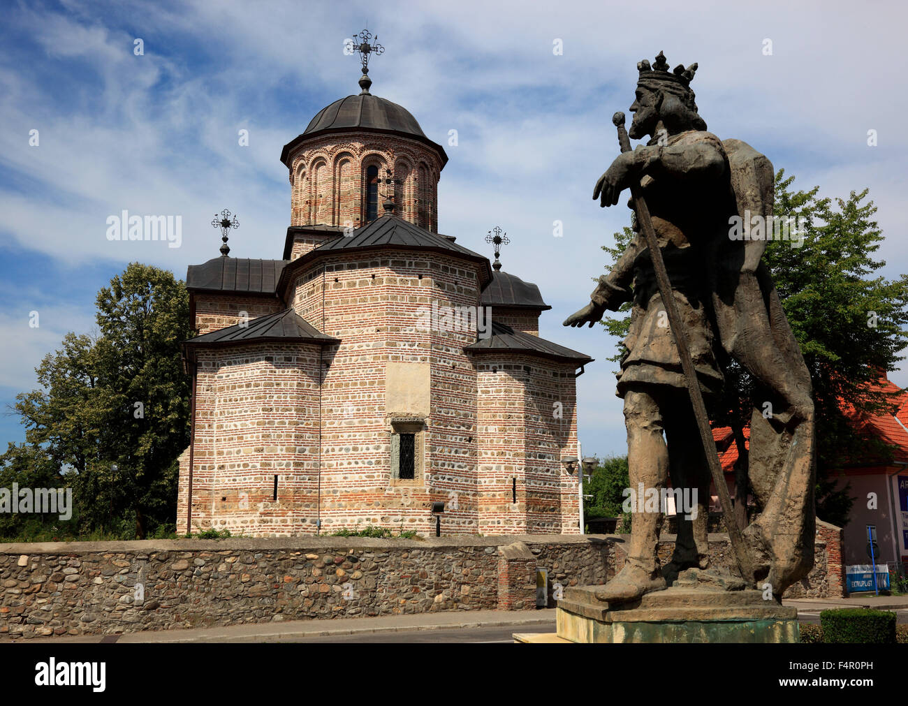 Il principe la chiesa di San Nicola di Curtea de Arges con statua di Basarabs, Valacchia, Romania Foto Stock