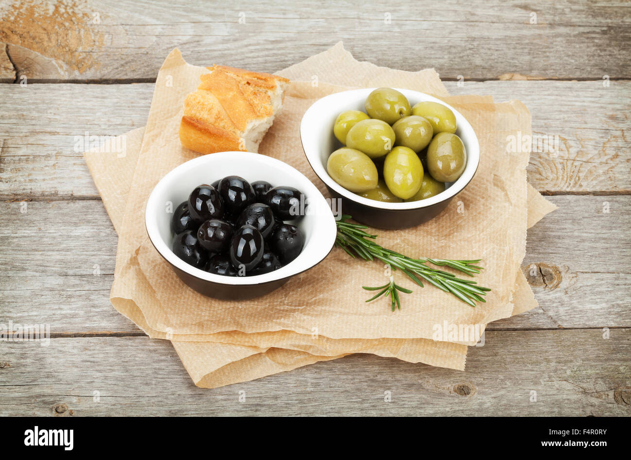Il cibo italiano antipasto di olive, pane e le erbe sul tavolo di legno sfondo Foto Stock