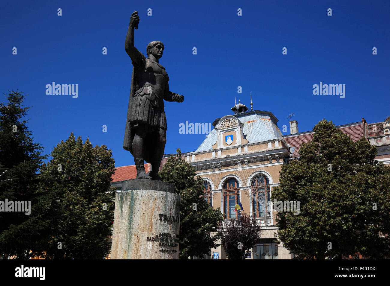 'Deva; statua dell'imperatore Traiano davanti al Municipio, Transilvania, Romania" Foto Stock