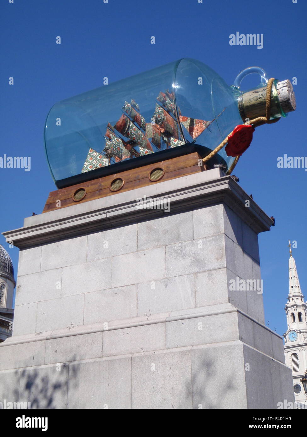 Nave in una bottiglia di scultura su un piedistallo di Trafalgar Square, Londra Foto Stock