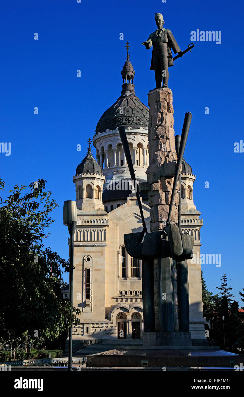 Avram Iancu statua e cattedrale ortodossa a Piata Avram Iancu in Cluj, Transilvania, Romania, Foto Stock