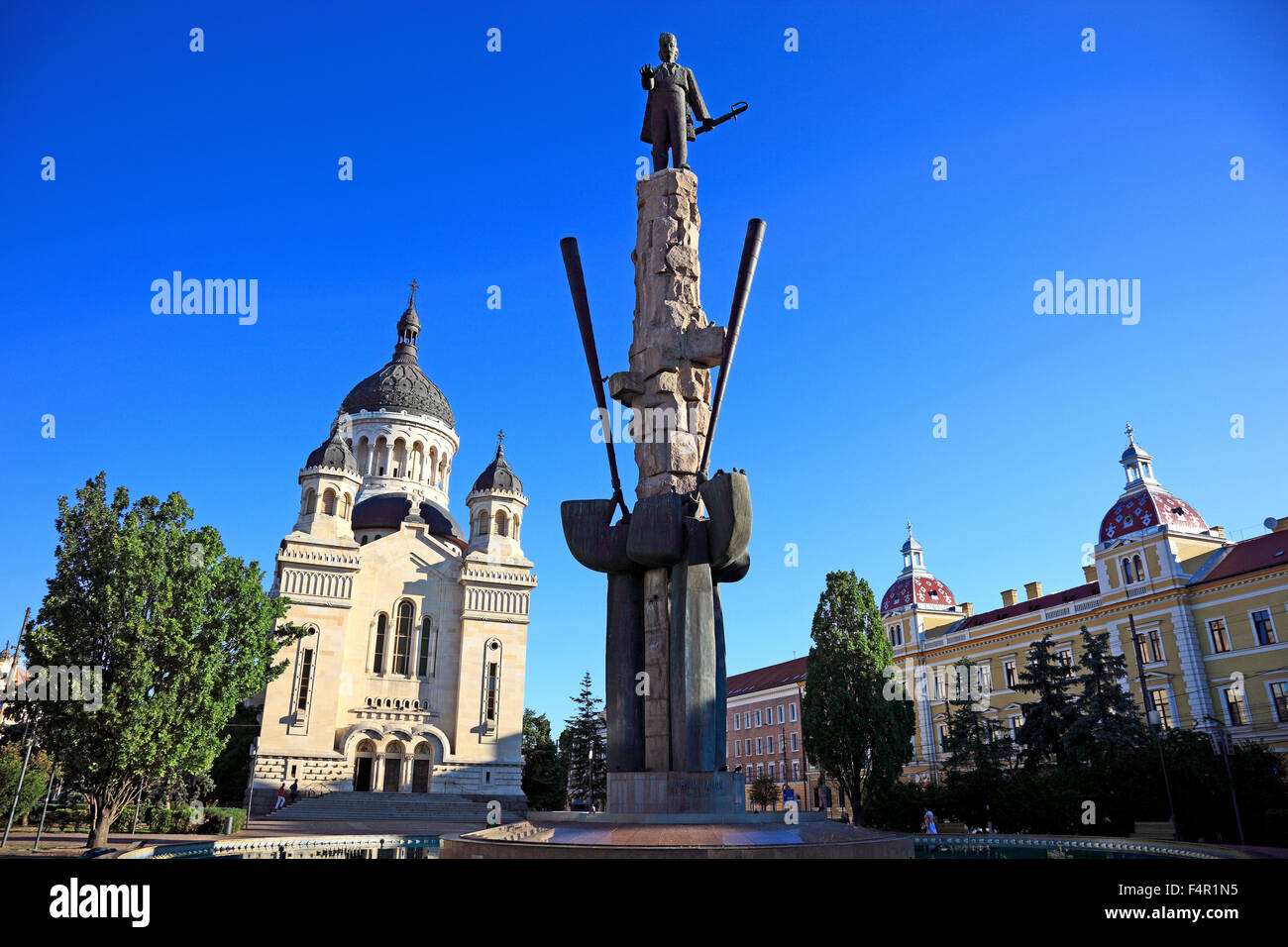 Avram Iancu statua e cattedrale ortodossa a Piata Avram Iancu in Cluj, Transilvania, Romania Foto Stock