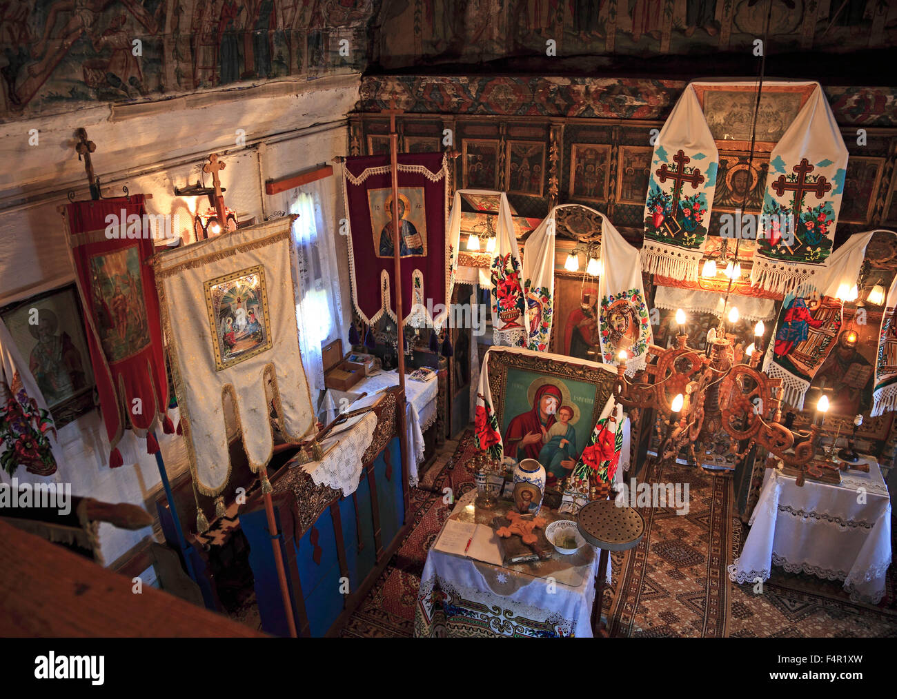 I siti del Patrimonio Mondiale dell'Unesco: la chiesa in legno di Plopis, interno, costruito nel 1798, Maramaris, Romania Foto Stock