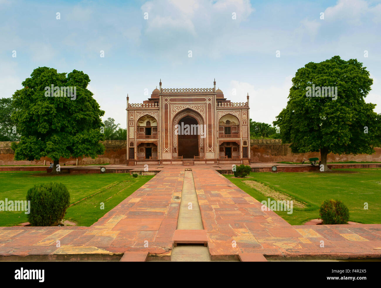 Cancello di ingresso di una tomba di mughal chiamato anche Baby Taj Foto Stock