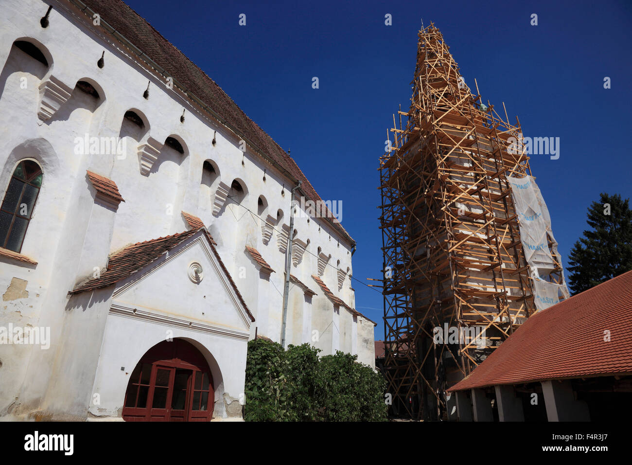 Lavori di ristrutturazione sul sito Patrimonio Mondiale dell'UNESCO, chiesa fortificata di Darjiu, Tedesco o Ders Doersch, una città in Harghita County Foto Stock